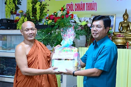 Bí thư Tỉnh ủy Cà Mau (bìa phải) thăm và chúc mừng Tết Chol Chnăm Thmây tại chùa Monivongsa Bopharam.
