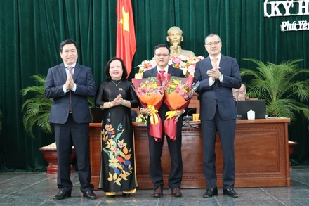 Thường trực Tỉnh ủy và HĐND tỉnh tặng hoa chúc mừng ông Đào Mỹ vừa được bầu giữ chức Phó Chủ tịch UBND tỉnh Phú Yên, nhiệm kỳ 2016-2021.