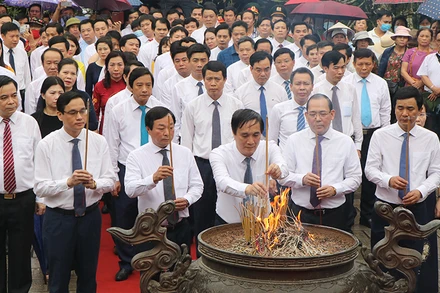 Lãnh đạo tỉnh Phú Thọ dâng hương tưởng nhớ công lao của Đức Quốc Tổ Lạc Long Quân và Tổ Mẫu Âu Cơ.