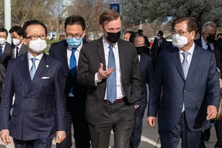 Từ trái sang phải, các cố vấn an ninh quốc gia: Shigeru Kitamura của Nhật Bản, Jake Sullivan của Mỹ và Suh Hoon của Hàn Quốc tại Học viện Hải quân Mỹ ở Annapolis, Maryland, Mỹ, ngày 2-4-2021. (Ảnh: Yonhap)