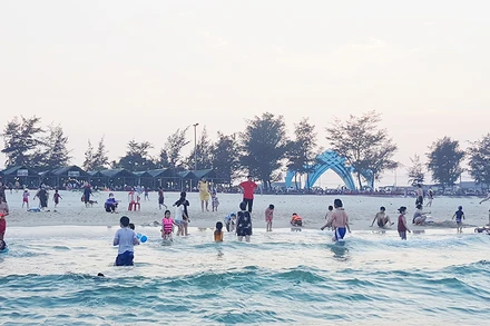 Quảng Trị sẽ khai trương mùa du lịch biển, đảo năm 2021 tại biển Cửa Việt nhưng hủy kế hoạch bắn pháo hoa.