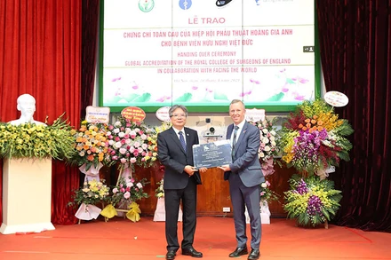 Bệnh viện Hữu nghị Việt Đức đã nhận chứng chỉ toàn cầu của Hiệp hội Phẫu thuật Hoàng gia Anh.