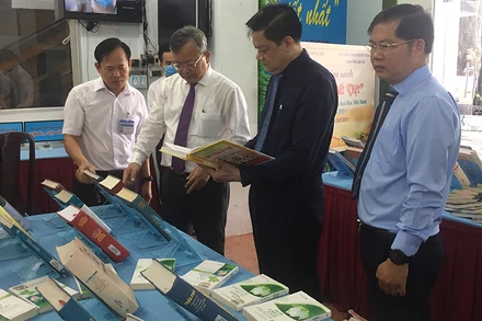 Các đại biểu tham quan trưng bày sách chuyên đề về bầu cử ĐBQH, HĐND các cấp. 