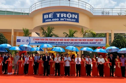 Cắt băng khánh thành Nhà máy nước Tân Hiệp mở rộng. 