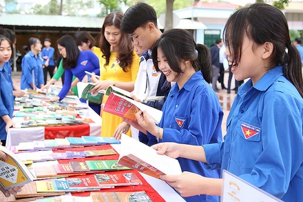Các bạn trẻ hào hứng trải nghiệm tại Ngày hội "Mỗi thanh niên một cuốn sách làm bạn".