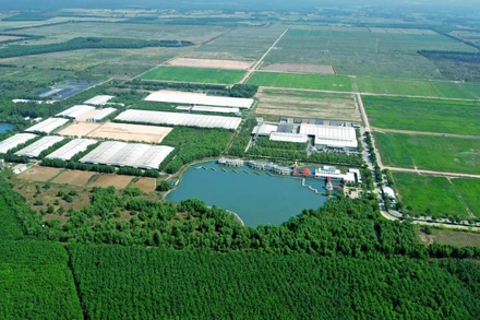 Toàn cảnh Trang trại sinh thái Vinamilk Green Farm Tây Ninh với chín hồ nước điều hoà khí hậu, làm mát cho cả khu vực, tạo ra không gian mát mẻ ngay cả trong mùa nắng nóng cao điểm. (Ảnh: VNM)