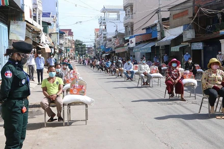 Người dân quận Chbar Ampov nhận quà của Chính phủ, sáng 24-4. (Ảnh: Fresh News).