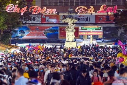 Chợ đêm Đà Lạt ở khu phố đi bộ thu hút lượng khách rất lớn trong các dịp lễ.