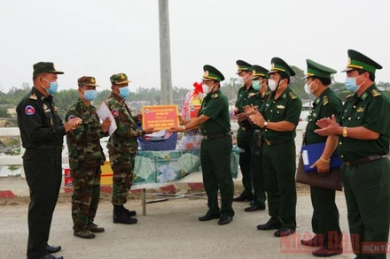 Đại tá Lê Văn Luận, Chỉ huy trưởng BĐBP tỉnh Đồng Tháp trao kinh phí hỗ trợ Tiểu khu Quân sự tỉnh Prây-veng, Campuchia. (Ảnh: Phú Quý)