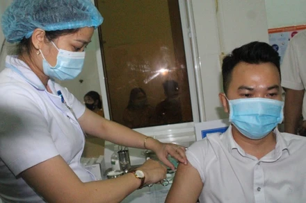 Bắt đầu tiêm vaccine phòng Covid-19 cho lực lượng tuyến đầu phòng, chống dịch.