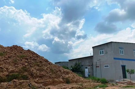 Phản hồi vụ dân vùng sạt lở khổ với “núi đất”