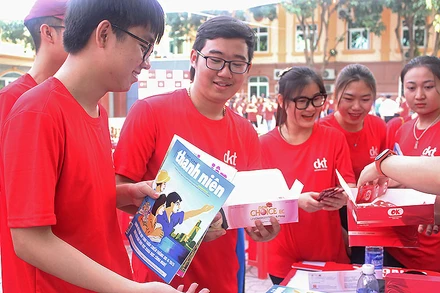 Bạn trẻ Nghệ An hào hứng tìm hiểu tài liệu tuyên truyền sức khỏe sinh sản, nhận bao cao su và thuốc tránh thai miễn phí từ “Hành trình SV – OK”.