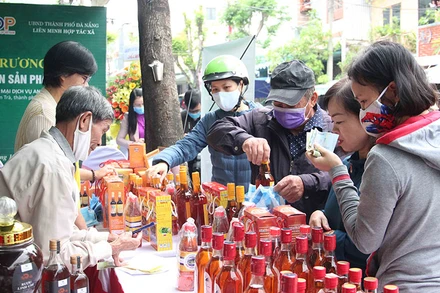 Sản phẩm nước mắm Nam Ô từng bước “trở lại” trong nhu cầu sử dụng của người dân.