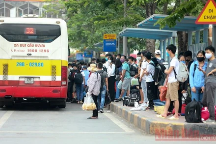 Ảnh tư liệu: Hành khách chờ xe buýt tại bến xe Giáp Bát. (Ảnh: HÀ NAM)