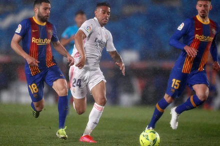 Mặc cho cơn mưa nặng hạt, El Clasico vẫn diễn ra rất hấp dẫn, kịch tính. (Ảnh: Real Madrid CF).