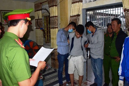 Đối tượng Lê Công Bình bị cơ quan công an bắt giữ.