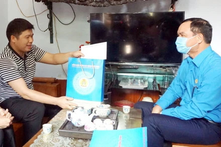 Ủy viên T.Ư Đảng, Chủ tịch Tổng LĐLĐ Việt Nam Nguyễn Đình Khang tặng quà CNLĐ bị TNLĐ sáng 29-4, tại Đông Anh (Hà Nội).