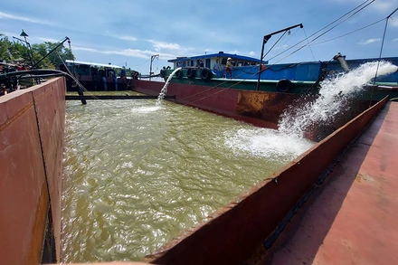 Công ty Cổ phần Cấp thoát nước Bến Tre vận chuyển nước từ thượng nguồn về để xử lý trong mùa hạn mặn.