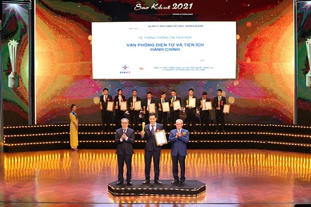 Đại diện Công ty Viễn thông điện lực và Công nghệ thông tin (EVNICT) lên nhận giải thưởng. Ảnh: Hồ Vân.