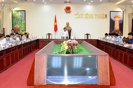 Chủ tịch UBND tỉnh Bình Thuận Lê Tuấn Phong chủ trì buổi làm việc tháo gỡ vướng mắc nguồn vật liệu đất đắp nền thi công cao tốc đoạn qua Bình Thuận.