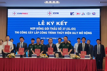 Ký hợp đồng gói thầu thi công Dự án Nhà máy thủy điện Ialy mở rộng