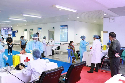 Bệnh viện Chợ Rẫy hỗ trợ tiêm vaccine Covid-19 cho bà con Campuchia. (Ảnh: BVCC)