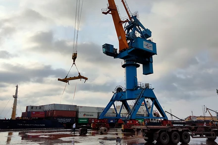 Cảng quốc tế Lào - Việt đón chuyến tàu container đầu tiên