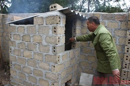 Để hạn chế khói phát tán ra môi trường khi đốt, người dân đã phơi rác và tập trung đốt.