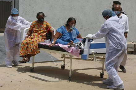 Nhân viên y tế chuyển người bệnh từ bệnh viện điều trị Covid-19 tại TP Ahmedabad, Ấn Độ, sang bệnh viện khác để nhường chỗ cho bệnh nhân mới. (Ảnh: AP)