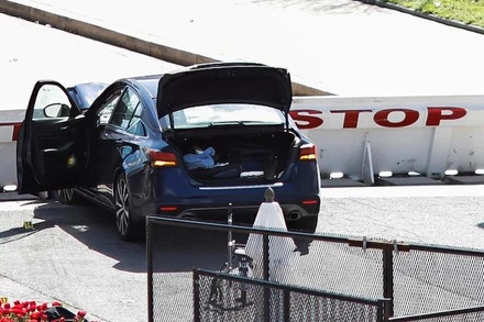 Chiếc ô-tô màu xanh dương lao vào rào chắn của cảnh sát bên ngoài toà nhà Quốc hội Mỹ, ngày 2-4-2021. (Ảnh: Reuters)