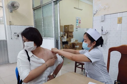 Nhân viên Bệnh viện Phổi Đồng Nai được tiêm vaccine phòng Covid-19 trong ngày 22-4.