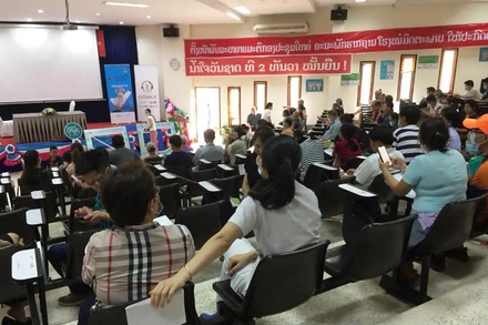 Người dân Lào đăng ký tiêm vaccine phòng, chống Covid-19.