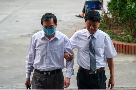 Bị cáo Vũ Huy Hoàng di chuyển vào khu vực xét xử tại Tòa án nhân dân TP Hà Nội. 