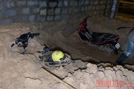 Cát tràn xuống đường tại vị trí Km 42 đường ĐT716, đoạn qua xã Hòa Thắng, huyện Bắc Bình làm giao thông qua các khu vực này bị gián đoạn nghiêm trọng, vùi lấp nhiều xe máy.