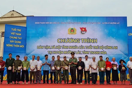 Đại diện Đoàn Thanh niên Bộ Công an trao quà tặng người dân tại huyện Mường Lát, tỉnh Thanh Hoá. 