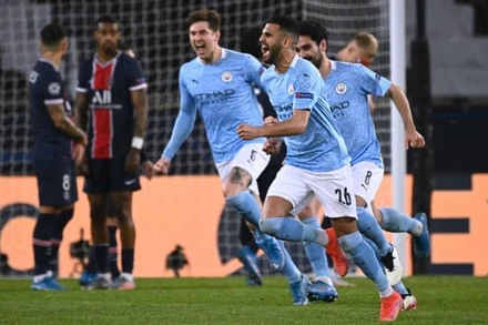 R. Mahrez (áo xanh, giữa) ấn định chiến thắng 2-1 cho Man City.