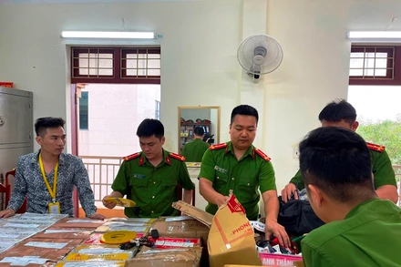 Công an phát lô dụng cụ, thiết bị có khả năng gian lận khi đánh bạc trước chứng kiến của gia chủ.