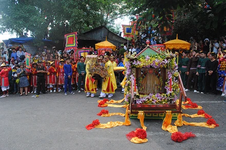 Lễ phục dựng rước tượng Bà trên núi Sam tổ chức ở các năm trước thu hút đông đảo du khách đến tham quan.