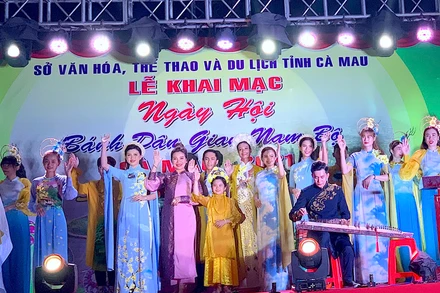 Trình diễn áo dài và bộ sưu tập áo Bà Ba trong đêm khai mạc Ngày hội bánh dân gian 2021 tại Cà Mau. 