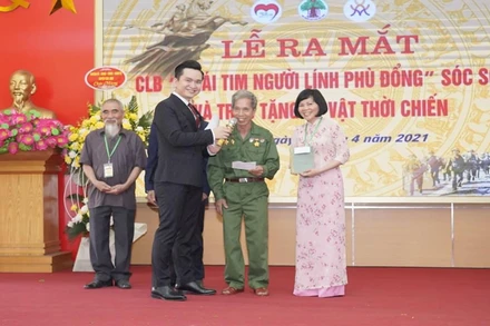 Giao lưu cùng các cựu chiến binh tại lễ ra mắt Câu lạc bộ Trái tim người lính Phù Đổng.