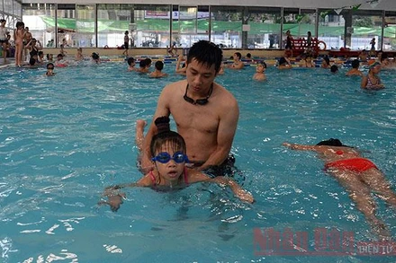 Một lớp dạy bơi cho trẻ em ở Hà Nội (Ảnh minh họa: Minh Hà).