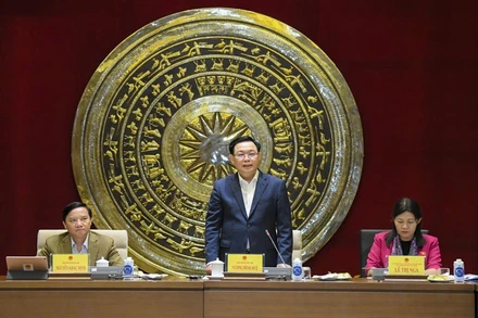 Chủ tịch Quốc hội Vương Đình Huệ phát biểu ý kiến tại buổi làm việc.