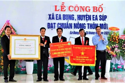 Lãnh đạo Đảng ủy, UBND xã Ea Bung nhận Bằng công nhận đạt chuẩn NTM, cờ thi đua và tiền thưởng một tỷ đồng do UBND tỉnh Đắk Lắk trao tặng. 