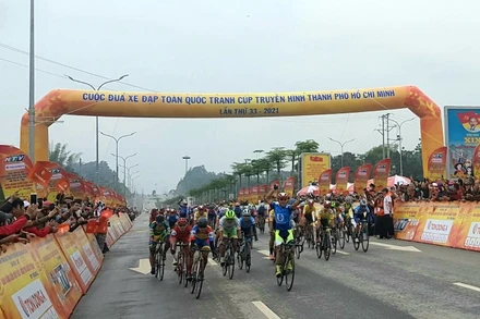 Các vận động viên về đích trong chặng 1: Vòng đua TP Cao Bằng.