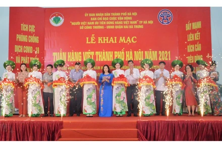 Cắt băng khai mạc Tuần hàng Việt TP Hà Nội năm 2021 lần thứ 2.