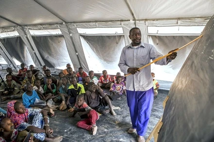 Nhiều học sinh tại khu vực Tây Phi phải học tập trong điều kiện vật chất thiếu thốn. (Ảnh: AP)