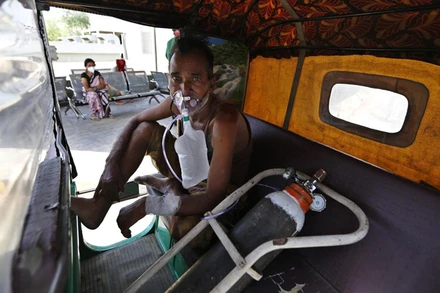 Số ca mắc mới và tử vong do Covid-19 tại Ấn Độ trong những ngày gần đây liên tục ở mức cao kỷ lục khiến hệ thống y tế luôn trong tình trạng thiếu oxy và thuốc men. Ảnh: AP