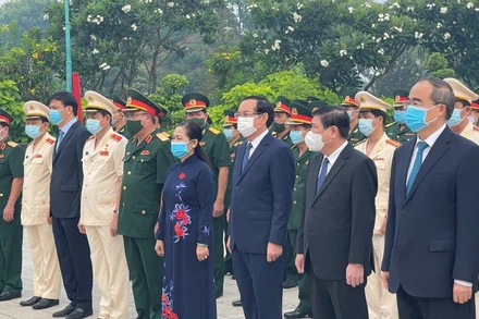 Đoàn đại biểu TP Hồ Chí Minh viếng Nghĩa trang Liệt sĩ TP Hồ Chí Minh.