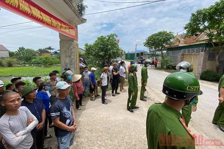 Các lực lượng cảnh sát phong tỏa các ngả đường vào hiện trường, bao đảm an toàn khu vực chung quanh.