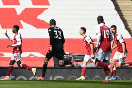 Nketiah (trái) gỡ hòa 1-1 cho Arsenal phút 90+7.